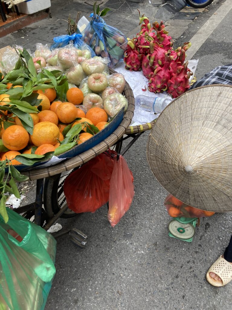 路上販売に勤しむハノイ女性