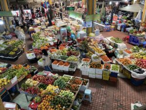 ホム市場のフルーツ販売の一画