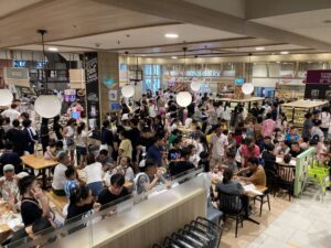 日曜日のAEON MALLのフードコート