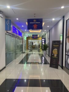 ビル内はとても静かで、天井に案内が掲げられています。