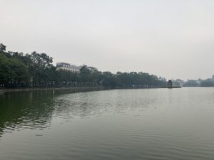 2025年12月5日に撮影|晴れているが白く霞む空