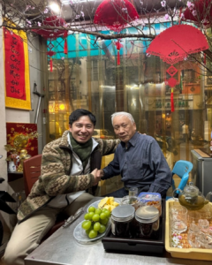 こちら旧市街のお客様からは「非常に満足した。こんなサービスは初めてだ。」とのことで定価の倍の金額を支払っていただけました。お断りすると、「チップとして受け取りなさい。」とのことでした。