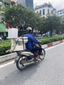 何でも運ぶのがベトナムスタイル。ですが、大きさや長さを図るために、時折交通警察が取り締まることも。