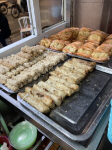 ローカルフード店では、オーダーしたいものを紙に書いて渡すことも多く、メニューがわからない場合には、写真のような実物を指さして聞いてみるのも良いでしょう。