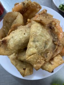 Banh Tom をはじめとした揚げ物はハノイの名物。主食として食べることも多いです。