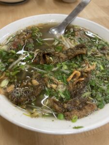 ベトナムの鰻は田鰻で、写真のように小さな鰻が安価で食べられます。