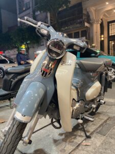 ホアンキエムで見かけたレトロでイカした"カブ"