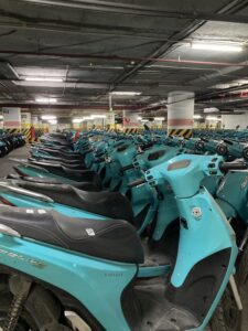 電気バイクと言えば、"Vinfast"。並んで見ると圧巻のブランド力ですね。