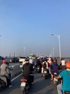 ベトナムでは、バイクの車間距離はとても近いです。