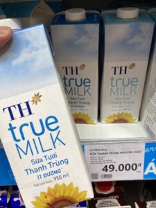 牛乳(49,000VND=約300円)